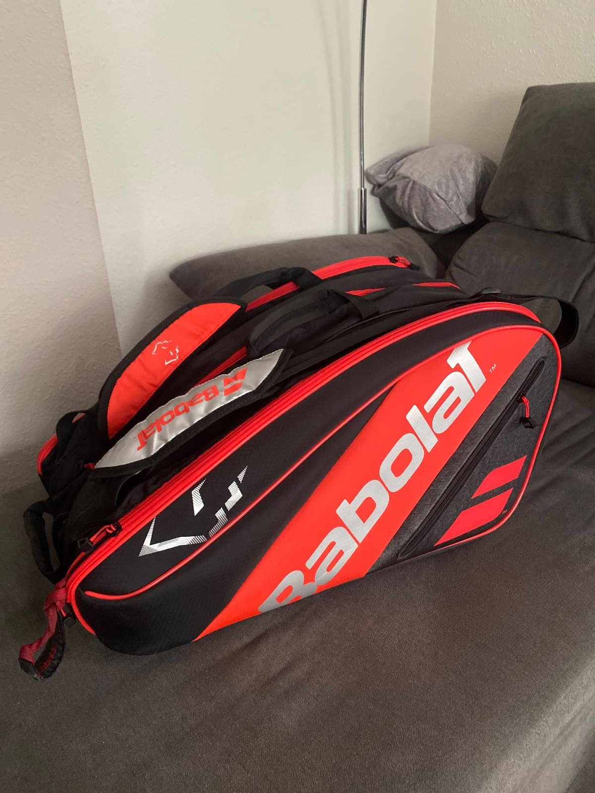 Paletero de pádel Babolat rojo y negro
