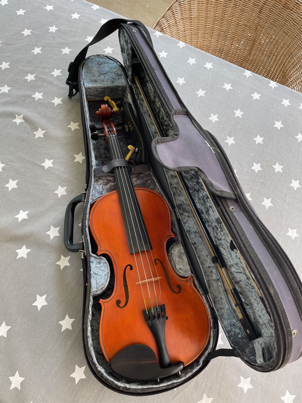 Violín de estudio con estuche y accesorios