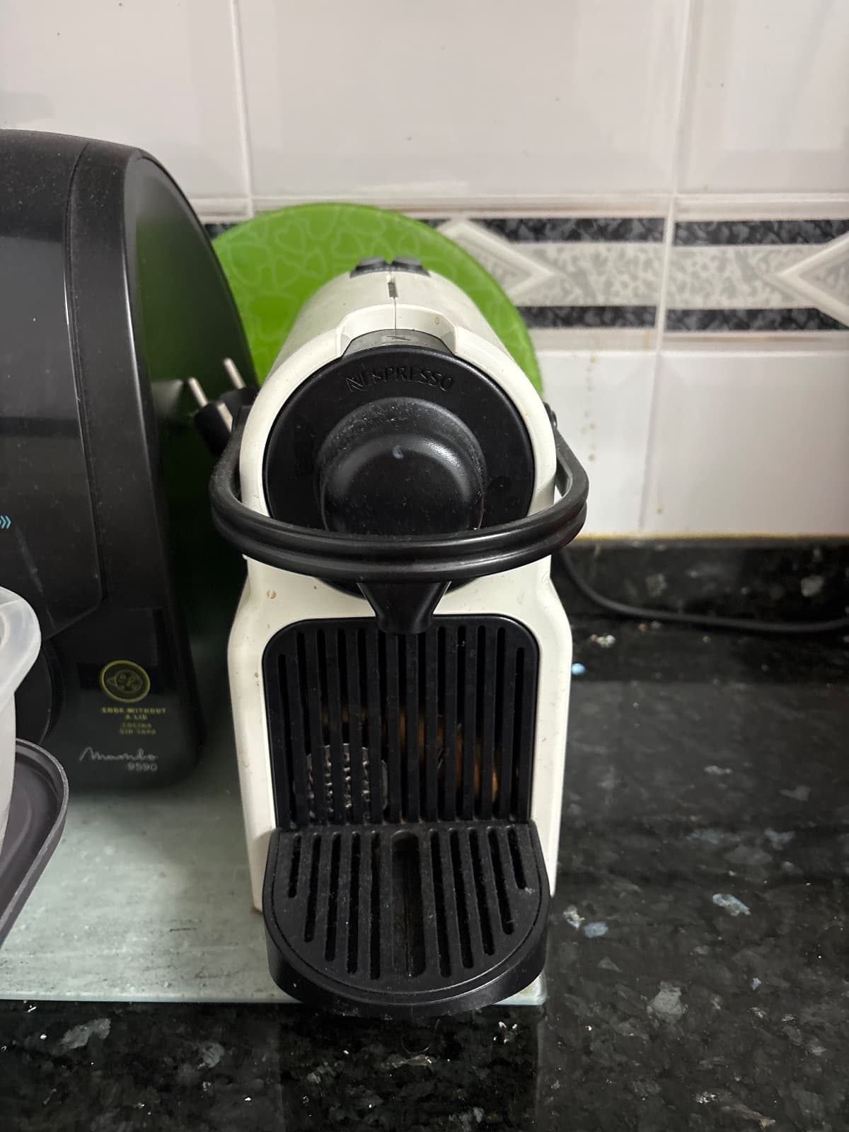 Cafetera Nespresso Inissia blanca y negra