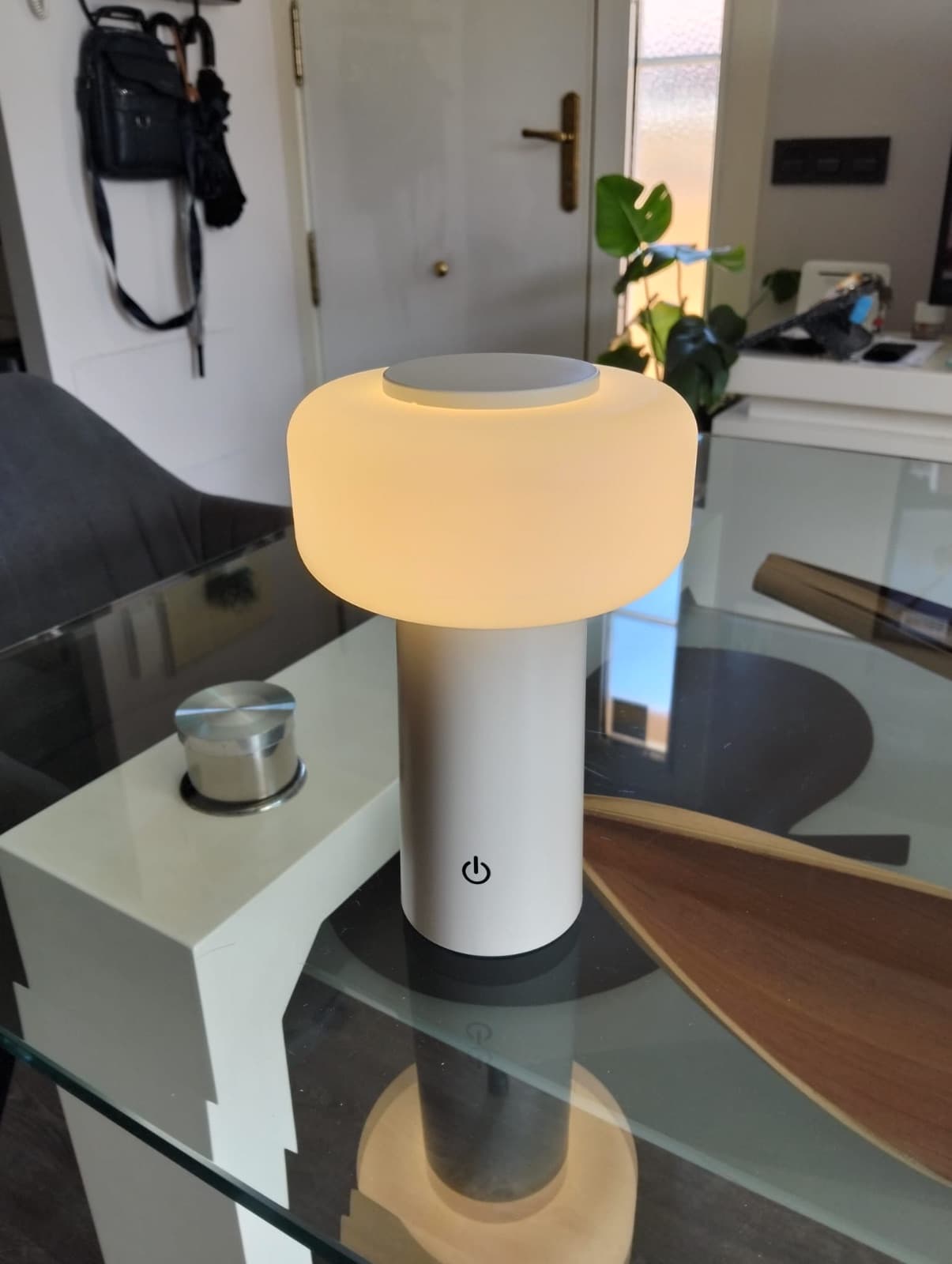 Lámpara de mesa LED portátil con pantalla regulable