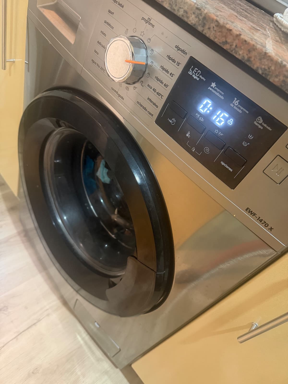 Lavadora automática Siemens iQ500 con pantalla digital